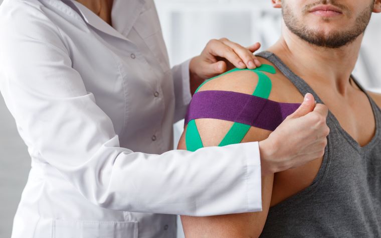 Kinesio Taping para tratamento de ombro: como ele auxilia na dor