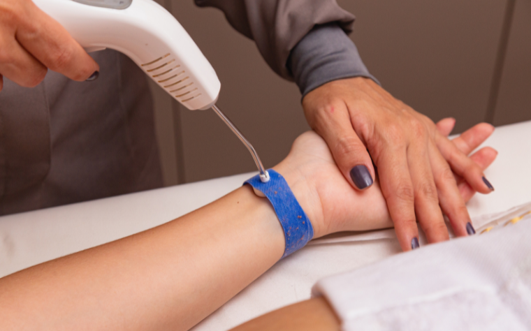 Como a laserterapia pode ajudar no tratamento fisioterapêutico?