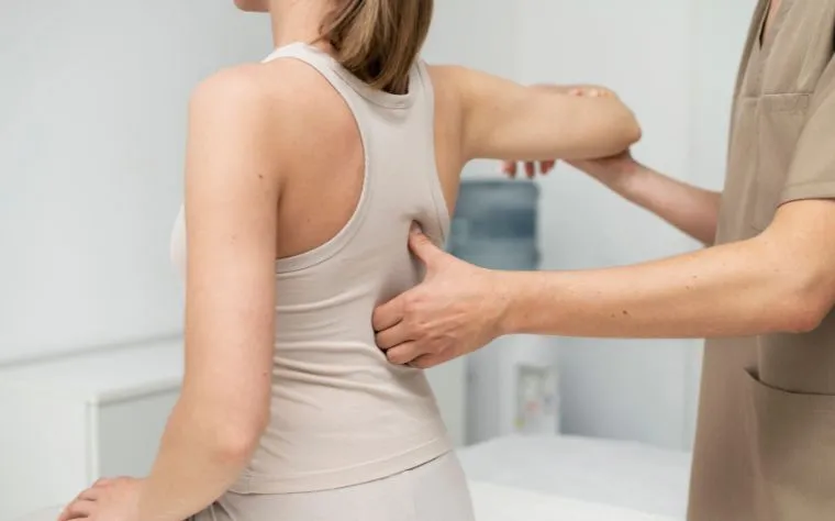 Pilates para escoliose em adultos: estratégias para lidar com dor e rigidez